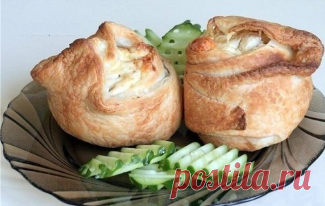 ПИРОЖКИ СЛОЕННЫЕ С КУРИЦЕЙ И СЫРОМ 🍗 Ингредиенты: ✔ 1 пласт теста слоеного ✔ 2 грудки ✔ 100 г сыра твердого ✔ 2 столовые ложки майонеза ✔ соль, перец, специи Приготовление: 1. Филе мелко порезать, добавить тёртый сыр, майонез. Все закрутить в виде пирожков. 2. Выпекать при 205 С 20 минут.