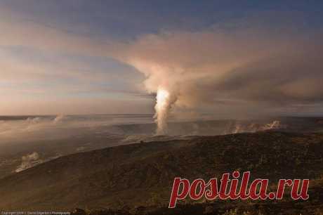Вулкан Килауэа (Kilauea Volcano), Гавайи.
© Вулкан расположен в юго-восточной части Большого острова Гавайи. Первое зарегистрированное извержение было в 1790 году. Текущее извержение началось в 1983 году и до сих пор продолжается. |Самые активные и опасные вулканы в мире | phototravelguide.ru