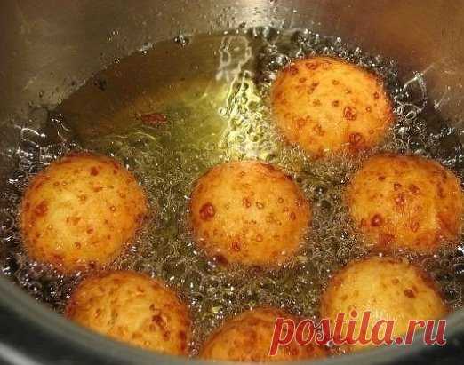 Очень вкусные творожные пончики
Ингредиенты:
500 г домашнего творога
3 сырых куриных яйца
300-400 г муки
домашний ванильный сахар
9-12 столовых ложек сахара
небольшая щепотка соли
1 чайная ложка соды
уксус для гашения соды
сахарная пудра
растительное масло
1. Творог растереть с ванильным сахаром. Куриные яйца смешиваем с солью и сахаром. Соду гасим уксусом и добавляем к яичной массе. Попеременно домешиваем перетертый с ванильным сахаром творог и просеянную пшеничную муку. Замешиваем тесто.
2
