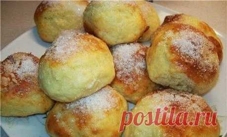 Творожные булочки за 15 минут Творожные булочки за 15 минут

Ингредиенты на 10-12 шт:
- 250 гр пастообразного творога

- 2 яйца
- 5 ст.л. сахара
- щепотка соли
- 1 п. ванильного сахара (10 гр)
- 1 п. разрыхлителя (15 гр можно меньше)
- 250 гр муки
- 1-2 ст.л. молока для смазки
- можно добавить изюм

Приготовление:
Творог, яйца, сахар, ванильный сахар и соль смешать до однородности. Просеять муку с разрыхлителем и замесить мягкое, липучее тесто.
Противень застелить пекарско...