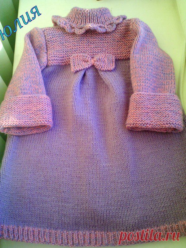 вид со спины .Сиреневое детское пальто спицами согреет малышку в пасмурный день и защитит от ветра.
Модель очень уютная, оригинального покроя.цена от 3000 руб