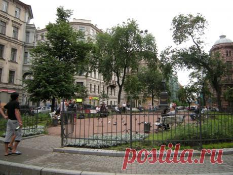Сквер и памятник А.С.Пушкину на Пушкинской улице. Памятник Александру Сергеевичу Пушкину в Пушкинском сквере - первый памятник великому русскому поэту в Санкт-Петербурге.