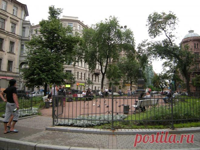 Сквер и памятник А.С.Пушкину на Пушкинской улице. Памятник Александру Сергеевичу Пушкину в Пушкинском сквере - первый памятник великому русскому поэту в Санкт-Петербурге.