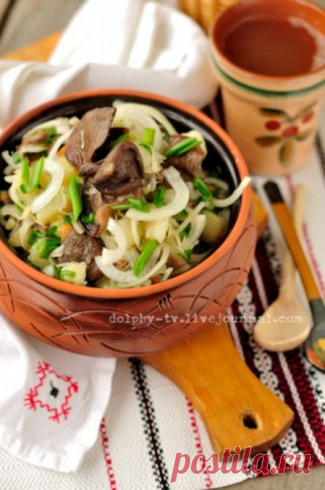 Салат из квашеной капусты с картофелем и грибами Замечательный салат из квашеной капусты с картофелем и грибами -  традиционная закуска или гарнир к мясным блюдам. А помимо этого еще и идеальное блюдо для постног