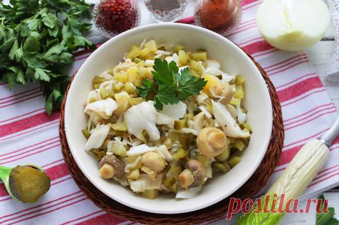 Салат «Простофиля» — необычный и вкусный | Foodbook.su Это забавное название предлагаемый салат получил за состав используемых для его приготовления продуктов. Квашеная капуста, маринованные грибы, хрустящие солёные огурчики – разносолы, которые