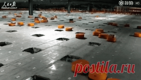 Армия роботов на фабрике в Китае