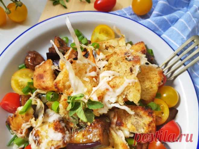 Салат с маринованными баклажанами в малиновом соусе и гренками с сыром. Видео рецепт