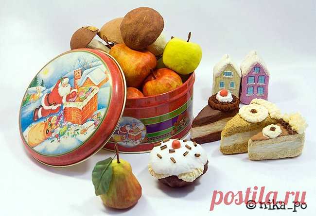 Мастер-класс: ёлочные игрушки из папье-маше Эти ёлочные игрушки из папье-маше очень уютные и приятные на ощупь. Делать их не сложно, но процесс растянут во времени. Детям это не нравится. Но занятым взрослым это даже на руку. Сегодня замочили лотки (2 мин.), завтра замесили тесто (допустим 15 мин.), потом слепили, а уж декорировать можно…