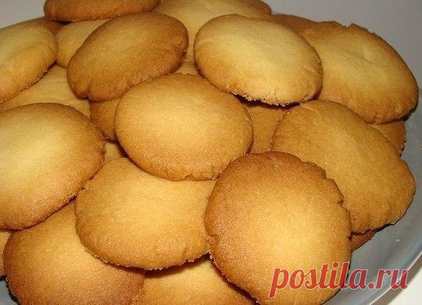 ОЧЕНЬ ПРОСТОЕ, НО ОЧЕНЬ ВКУСНОЕ ПЕЧЕНЬЕ 

ИНГРЕДИЕНТЫ:
● 1 яйцо
● 1 стакан сахара.
● 0.5 ч.л соды.
● 200 гр. сливочного масла.
● 2,5 стакана муки.

ПРИГОТОВЛЕНИЕ:
1. Яйцо смешать с сахаром и содой. Всё хорошенько растереть и перемешать. 
2. Добавить масло комнатной температуры. Перемешать до однородной массы. Добавить муку. Тоже всё перемешать и быстро замесить тесто. 
3. Раскатать пласт толщиной 8 мм. Вырезать печенье. Выпекать в духовке 8-10 минут. Не передержите!
4. Печ...
