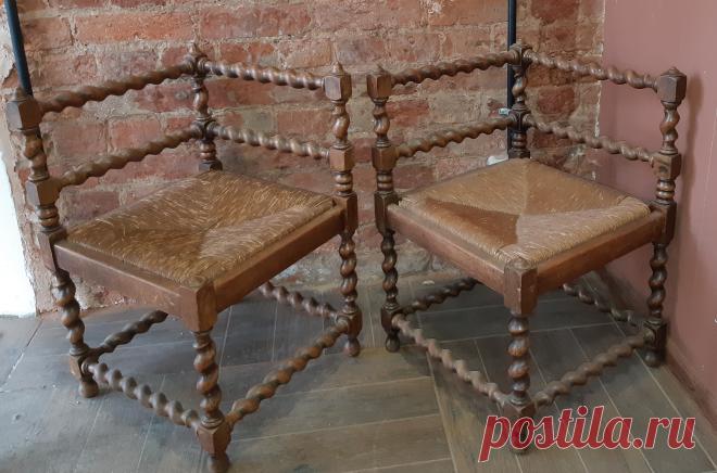 Стулья парные витые. 19 век. Дуб. Соломенное сиденье. Без реставрации. Российская Империя. Высота со спинкой/без : 655/ 370 мм. Боковые стороны : 430 х 430 мм. Глубина по диагонали : 540 мм. 

Цена : 25000 руб./шт. 

Цена за пару : 48 000 руб.