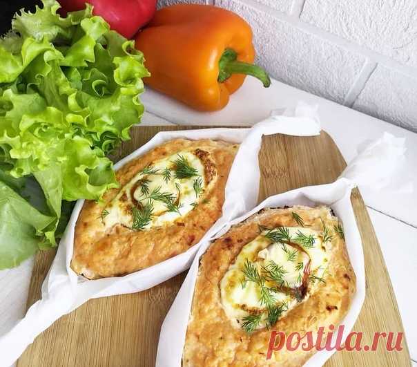 Куриные хачапури  

Вкуснейшее блюдо, которое подойдет на любой прием пищи и не прибавит см на вашей талии 

Ингредиенты:

Куриная грудка 350г; 
Сыр 30г; 
Лук 150г; 
Молоко 60г; 
Яйцо 3 шт; 
Чеснок 3 дольки; 
Соль, специи по вкусу. 

Приготовление: 
. 
Куриную грудку, лук, 1 яйцо и молоко перемешиваем и перемалываем в фарш в блендере. Солим, добавляем любимые специи. 
На пергаментной бумаге формируем из фарша лодочки, вливаем яйцо и посыпаем сыром. 
Выпекать 20-25 минут пр...