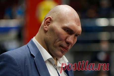 Валуев назвал достойного стать знаменосцем сборной России на Олимпиаде атлета. Бывший чемпион мира по боксу, а ныне депутат Госдумы Николай Валуев рассказал, кто достоин стать знаменосцем сборной России на церемонии открытия зимних Олимпийских игр 2022 года в Пекине. Валуев посчитал, что флаг должен нести лыжник Александр Большунов. «Александру все время больше всех доставалось», — подчеркнул он.