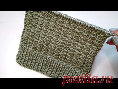 Простой рельефный узор спицами поворотными рядами и по кругу