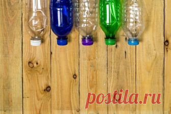 Дачная мебель из пластиковых бутылок: антикризисный дизайн Вам нравится мебель из пластиковых бутылок? Мне – нет. Не настолько, конечно, чтобы отговаривать других от ее создания, но и восторги по поводу самобытной красоты очередного диванчика или столика я не разделяю.

Из пластиковых бутылок можно сделать дачную мебель

Между тем вышеупомянутая мебель,