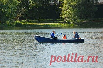 В российском регионе семейная пара утонула из-за перевернувшейся лодки. Семейная пара перевернулась на лодке в Богородском районе Нижегородской области, очевидцы смогли спасти только ребенка. Несмотря на оказанную первую медицинскую помощь, спасти женщину не удалось. «Тело мужчины извлечено из водоема водолазами МЧС», — указали в пресс-службе.