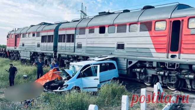 Раскрыты подробности ДТП грузового поезда и маршрутки в Запорожской области. МЧС России в своем Telegram-канале уточнило, что в Запорожской области грузовой поезд и маршрутка столкнулись на железнодорожном переезде. Авария произошла в районе села Новобогдановка. Отмечается, что в маршрутке находились семь ...