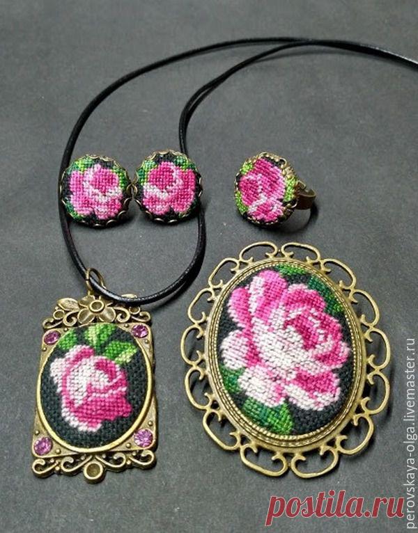 conjunto bordado “Rosa sobre Negro” en la tienda online de la Feria de Artesanía | Conjuntos de joyas, San Petersburgo: entrega a toda Rusia. El artículo está vendido.