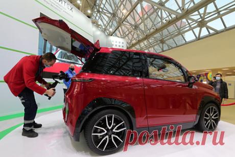 Россия начала радикальный энергопереход в пользу электромобилей. К 2024 году в России решили выпустить не менее 25 тысяч электромобилей. О радикальном энергопереходе страны в пользу электрического транспорта сообщается на сайте кабмина. План будет реализован в два этапа: с 2021-го по 2024 год и с 2025-го по 2030 год. В России начнут работать не менее 9,4 тысячи зарядных станций.