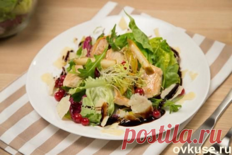 Микс-салат с куриной грудкой и грушей