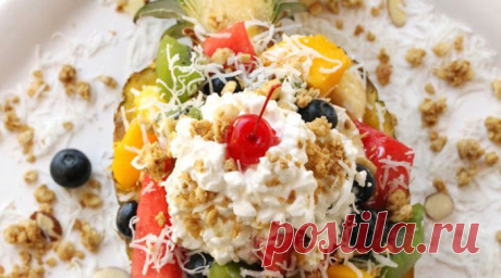 Фруктовый салат — 11 простых и вкусных рецептов Фруктовый салат с шоколадом, творожно-йогуртовый, с орехами и изюмом, в сметано-лимонном креме, со шпинатом и творогом, с мятой и другие. Красиво и вкусно!