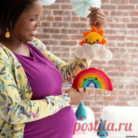 Мобиль в детскую кроватку.

Вам понадобится: 
Остатки акриловой детской пряжи Следующих цветов: 
-Жёлтый; 
-оранжевый; 
-розовый; 
-синий; 
-голубой; 
-лимонный; 
-красный. 
А так же остатки акриловой пряжи белого и чёрного цветов. 

Дополнительно: 
-крючок 4мм; 
-пластиковые кольца диаметром 3см; 
-толстые швейные нитки; 
-4глаза диаметром 9мм; 
-4глаза диаметром 6мм; 
-синтепон; 
-игла. 

Окончательные размеры: 
Солнынко 
Лицо 9см диаметром. 
С лучиками 14см диаметром. 
...