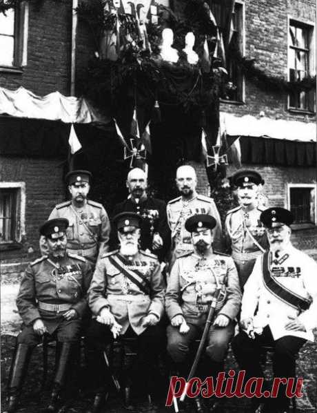 Группа офицеров лейб-гвардии Егерского полка в день празднован / Историческая справка