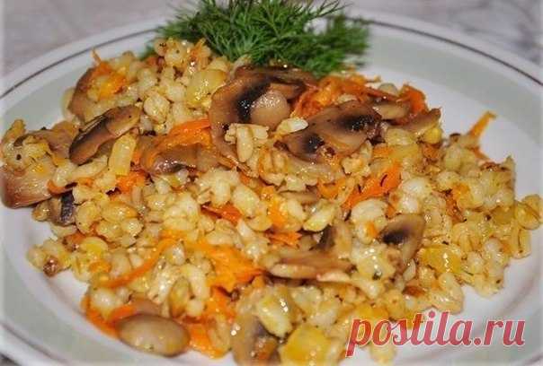 Перловая каша с грибами (ок 150 ккал/100 гр) 
Крупа перловая 250 гр. 
Шампиньоны 200 гр. 
Морковь 200 гр. 
Лук репчатый 100 гр. 
Масло растительное 3 ст л 
Соль 

1.Свежие грибы (желательно шампиньоны или вешенки) перебрать, тщательно промыть, погружая их в соленую воду, сполоснуть холодной водой и мелко нарезать. 
2.Морковь очистить и натереть на крупной терке. 
3.Лук репчатый мелко нашинковать. 
4.Измельченные овощи и грибы раздельно спассеровать на растительном масле. 
...