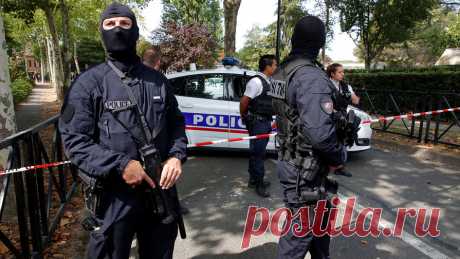 Мужчина ворвался с ножом в отдел внутренних дел и напал на полицейского. Вооруженный ножом мужчина напал на сотрудника полиции в полицейском участке на западе Франции. Об этом сообщает actu17. Инцидент произошел сегодня в отделении полиции в Ла-Рошели. Днем туда зашел местный житель, который был &quot;очень ...
