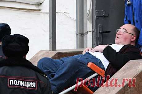 Защита бизнесмена Шпигеля попросила отпустить его под залог из-за болезни. Защита главы группы фармацевтических компаний «Биотэк» Бориса Шпигеля, арестованного по делу о взятках бывшему губернатору Пензенской области Ивану Белозерцеву, попросила отпустить его под залог в два миллиона рублей из-за болезни, у бизнесмена ухудшилось состояние и начались проблемы с сердцем.