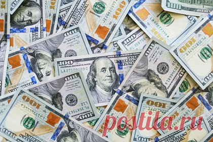 Скромный подарок отца сделал сына долларовым миллионером. Житель США сорвал куш в лотерею и стал долларовым миллионером благодаря подарку отца. Стивен Ричард часто получает от отца лотерейные билеты. Утром 29 марта он завтракал с родственником, когда тот в очередной раз подарил ему билет мгновенной лотереи. Ричард решил проверить его лишь в конце дня.