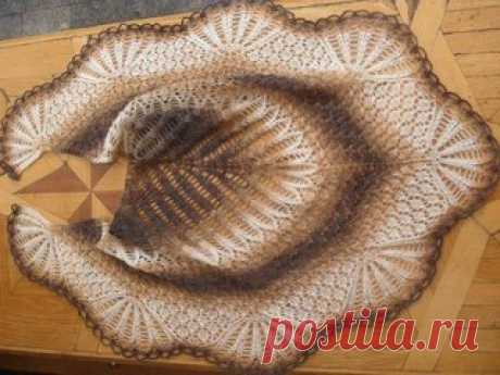 Нежная шаль спицами

Нам потребуется:
350-450 тонкой пряжи (100% шерсть, 250м/50г), спицы 3,5мм

Шаль серповидной формы вяжется от середины основания.
Все нечетные ряды по изнаночной стороне вяжем так:
3 лицевые, затем все изнаночные, 3 лицевые. Двойные накиды провязываем,как 1 лиц., 1 изнаноч.