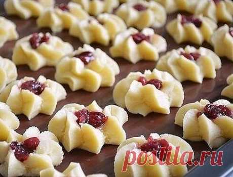 Вкусное, рассыпчатое и нежное печенье "Курабье". 
Готовится просто и быстро! 
ПЕЧЕНЬЕ КУРАБЬЕ
Ингредиенты (на 1 противень):
** Все продукты комнатной t!
- 200 г сливочного масла
- 80-100 г сахарной пудры
- 2 белка (от больших яиц)
- 1-2 ч ложки ванильного сахара
- 300 г муки
- джем, повидло - 2 ст ложки
- крахмал - 1 ч ложка
Приготовление.
1. Размягченное сливочное масло миксером взбиваем до бела.
Всыпаем сахарную пудру, ванильный сахар и взбиваем все до получения пышной масс