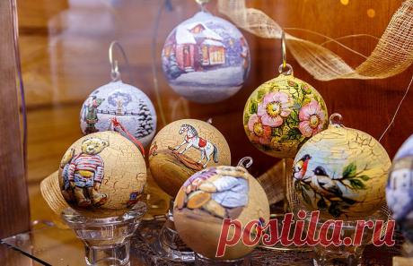 Фабрика елочных украшений занимается производством уже ….. лет. Посмотрите какая красота: