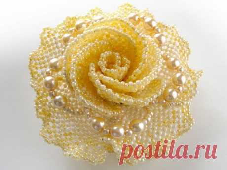 パール付きライトオレンジの薔薇ビーズコサージュ／SOLD OUT クリームとライトオレンジのビーズで編んだ薔薇ビーズコサージュ。花びらにパールを添えました。ピンとクリップ付きなのでバッグやボレロなど幅広くお使いいただけます。 花の直径約7.5cm、クリップ付きシャワーブローチ金具