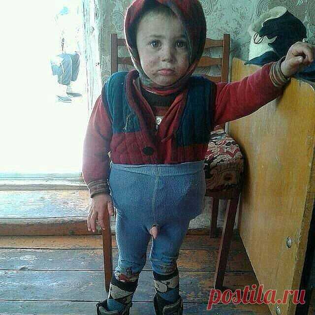 ☀☀☀    К бабушке в деревню, отвезли на лето... 
Даже не спросили, а хочу я это!!! 
В первый день в колодце, утопил сандалии. 
Мне под зад ладошкой тут же надавали. 
А потом зерно я, курам всё рассыпал... 
Дедушка, увидев, чуть в окно не выпал. 
Чтоб меня дед с бабой, снова не ругали....
Спрятался я в будке - целый день искали. 
Собирал я в кепку, яйца на насесте... 
Их хотел, как бабка, замесить я в тесте. 
Не нашёл муки и замесил в песочек... 
Где нибудь с десяток и ещё с...