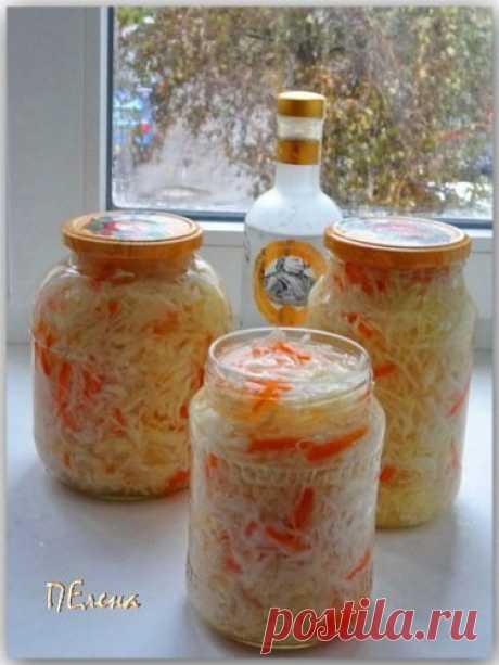 ВКУСНАЯ ХРУСТЯЩАЯ КВАШЕНАЯ КАПУСТА 
В РАССОЛЕ (С ВОДКОЙ!) 

Автор Елена Пантюхина 

Квашеная капуста по этому рецепту получается очень вкусная, хрустящая, а также довольно быстро готовится! Мять руками ее не придется, так как заквашивается она в рассоле. Рецепт очень простой и проверен годами! 

ИНГРЕДИЕНТЫ на 3-х литровую банку: 
- 2-2,3 кг белокочанной капусты (поздних сортов) 
- 1 средняя морковка 

РАССОЛ: 
- 1,5 л воды 
- 2 ст. ложки соли 
- 2 ст. ложки сахара 
- 2 ст...