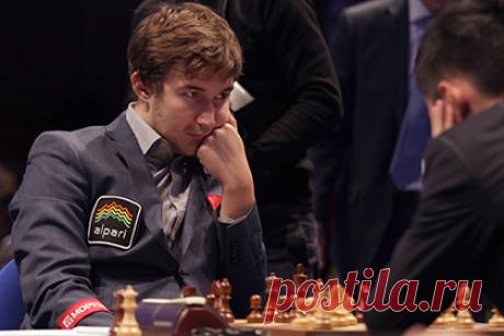 Карякин обыграл Карлсена на чемпионате мира по блицу Российский шахматист Сергей Карякин обыграл норвежца Магнуса Карлсена в пятом туре чемпионата мира по блицу. Россиянин играл черными фигурами. Он победил, когда на его таймере оставалось 15 секунд. К этому моменту у Карякина на доске оставались король и ферзь, у Карлсена — король и ладья.