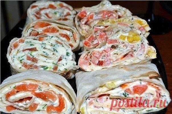 Закуски из лаваша. 13 вариантов
Развернуть лаваш (тонкий), положить на него начинку и свернуть рулетиками или конвертиками. Дать пропитаться 30 минут.
Выложить на тарелку и украсить зеленью. Можно нарезать ломтиками.
Начинки для лаваша:
1. 1 упаковку крабовых палочек измельчить. Добавить зелень петрушки и укропа, чеснок и майонез по вкусу. Начинка не должна быть жидкой.
Добавить 100 г тертого сыра и перемешать.
2. 200 г творога смешать с чесноком, зеленью укропа. Добавить ...