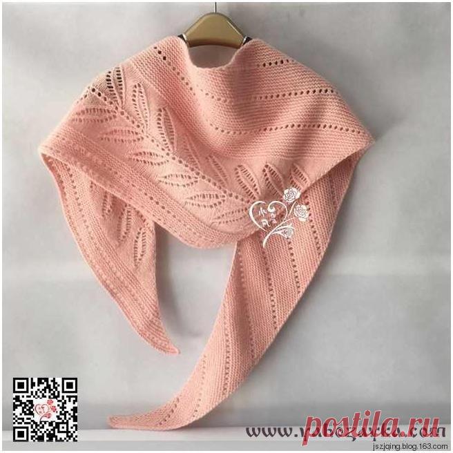 Треугольная шаль спицами схема. Бактус с листьями спицами схема. Треугольная шаль с листьями спицами. Такая шаль вяжется спицами поперек