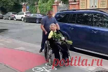 Появилось видео с Тарасовой в инвалидной коляске