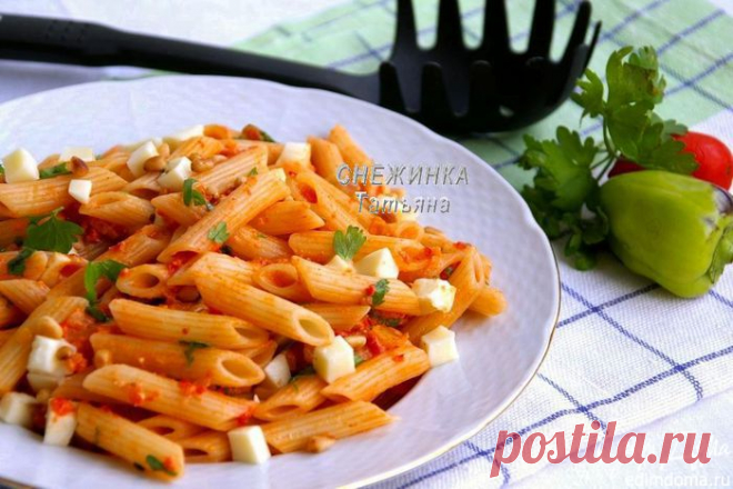 Паста с красным соусом, моцареллой и кедровыми орешками | Кулинарные рецепты от «Едим дома!»