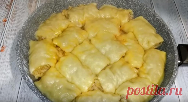 На дно сковороды кладу картошку, сверху рулеты с мясом. Получается очень вкусно