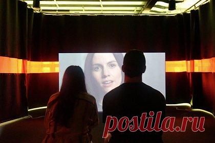 Мужчина заставил жену смотреть порно и стал фигурантом уголовного дела. Жительница Индии обратилась в полицию с заявлением, что ее муж и его родственники требуют от нее приданого и заставляют ее смотреть порно. По словам женщины, ее муж порнозависим и вынуждает ее одеваться подобно порнозвезде. Полиция возбудила уголовное дело и начала расследование по факту произошедшего.