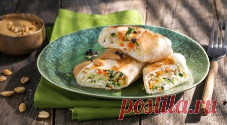 Горячий ролл с рисом, морковью и цукини с арахисовым соусом - ПУТЕШЕСТВУЙ ПО САЙТУ. ИНГРЕДИЕНТЫ 1 стакан вареного риса 4 лепешки 1 цукини 2 средние морковки 2 см корня имбиря 2 зубчика чеснока 5 веточек кинзы оливковое масло соль, свежемолотый черный перец Для соуса: 400 мл кокосового молока 1 ст. л. красной пасты карри 3/4 стакана арахисового масла 1/4 стакана сахара 2 ч. л. …