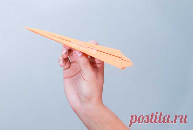 Как Сделать Самолет Из Бумаги? 7 Простых Схем Кто не конструировал в детские годы бумажные поделки? Прыгучие жабки, кораблики, самолетики и по сей день в арсенале школьников и малышей. Поделки из самого доступного материала это не только увлекательное развлечение, но и отличный способ развить мелкую моторику, пространственное мышление и воображение детей. Почему бы и взрослым не восстановить в памяти, как сделать самолет из бумаги и научить этому мастерству своих детишек? ...