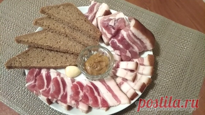 Вкусный способ засолки сала в рассоле Предлагаю Вам рецепт засолки сала в рассоле.Сало таким способом получается мягким и нежным...Ингредиенты:1.Сало — 1кг2.Чеснок — 4 зубчика 3.Лавровый лист — 3шт4.Перец горошком — 10шт5.Соль — 100г6.Вод...