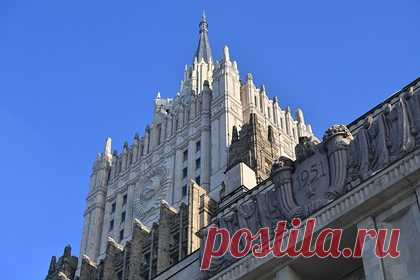 В Госдуме предложили МИД нанять зоопсихологов для «общения с обезьянами». Заместитель председателя комитета Госдумы по экономической политике Михаил Делягин заявил, что российские дипломаты не привыкли общаться с обезьянами, так что послам в европейских странах крайне необходимо иметь психиатрическую подготовку. Также он предложил МИД нанять зоопсихологов и психиатров.