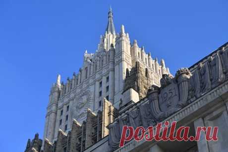 В Госдуме предложили МИД нанять зоопсихологов для «общения с обезьянами». Заместитель председателя комитета Госдумы по экономической политике Михаил Делягин заявил, что российские дипломаты не привыкли общаться с обезьянами, так что послам в европейских странах крайне необходимо иметь психиатрическую подготовку. Также он предложил МИД нанять зоопсихологов и психиатров.