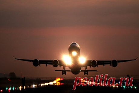 Пассажирам раскрыли план действий на случай смерти обоих пилотов во время полета. Президент авиационной академии Wayman и бывший пилот Тони Шен объяснил, что в случае внезапной смерти или болезни обоих пилотов во время полета стюардессы будут искать среди пассажиров людей с опытом управления самолетом. По его словам, бортпроводники управлять самолетом не умеют.