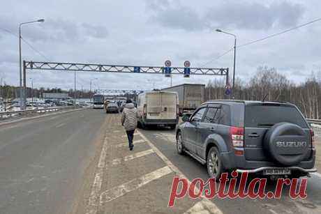 Латвия решила предотвратить торговлю украинцами. Пограничная служба Латвии решила усилить контроль на государственной границе для предотвращения торговли украинцами. Меры иммиграционного контроля усилены для выявления потенциально пострадавших лиц. За прошедшие сутки, 30 марта, пограничники проверили 192 человека и 105 транспортных средств.